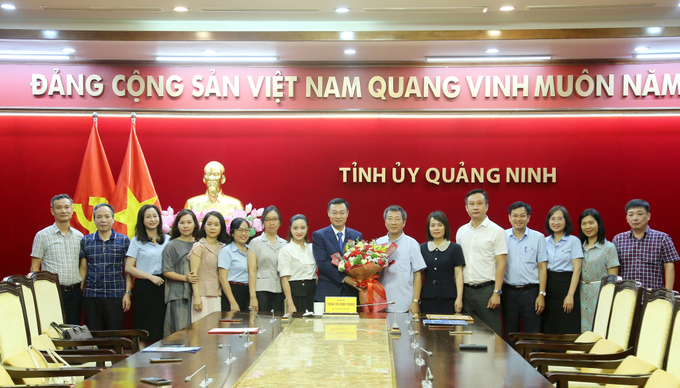 tsnguyen-the-lam-lam-giam-doc-trung-tam-truyen-thong-tinh-quang-ninh-175502_177.jpg Lãnh đạo, cán bộ Trung tâm Truyền thông tỉnh Quảng Ninh chúc mừng đồng chí Nguyễn Thế Lãm. Ảnh: BQN