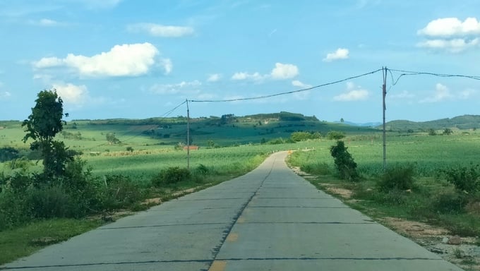 z5604349014611_f22a48ac45cc014d84c43c255ff7dc25-153541_506.jpg Khai thác đất trái phép để thi công đường liên xã. Ảnh: Tuấn Anh.