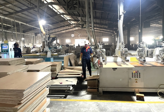1-095838_45.jpg Hiện ở Bình Định có 354 doanh nghiệp chuyên sản xuất, kinh doanh các mặt hàng gỗ xuất khẩu sản phẩm sang thị trường châu Âu. Ảnh: V.Đ.T.