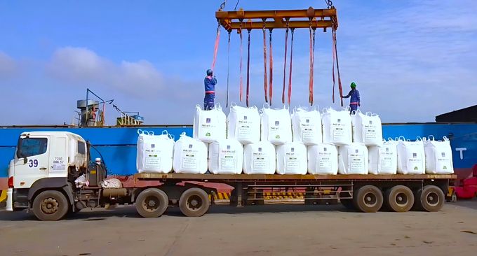 pvfcco-dat-tang-truong-an-tuong-trong-xuat-khau-voi-san-luong-xuat-khau-ure-dat-gan-100-ngan-tan-tang-50-so-voi-cung-ky-nam-2023-095702_517.jpeg PVFCCo đạt tăng trưởng ấn tượng trong xuất khẩu, với sản lượng xuất khẩu urê đạt gần 100 ngàn tấn, tăng 50% so với cùng kỳ năm 2023. Ảnh: Đức Trung.