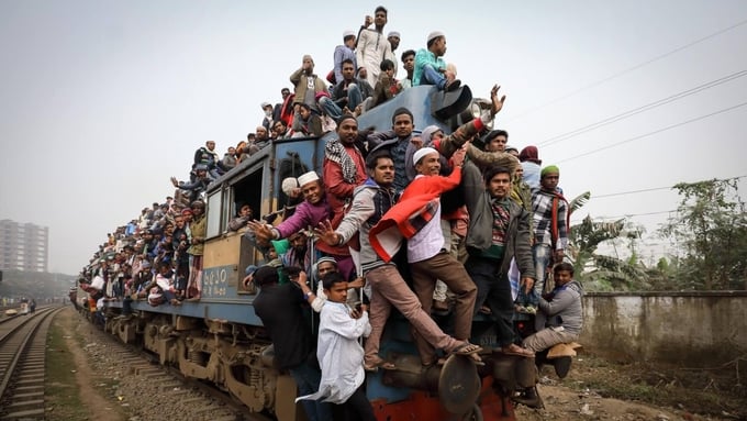 1635426602960-084621_838.jpg Một đoàn tàu quá tải ở Dhaka, Bangladesh hồi tháng 7/2019. Ảnh: Yahoo News.