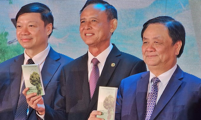 Minister Le Minh Hoan, former Deputy Minister Ha Cong Tuan, and General Director of the Department of Forestry Tran Quang Bao (pictured from right to left) with the first National Park Passports. Photo: Bao Thang.