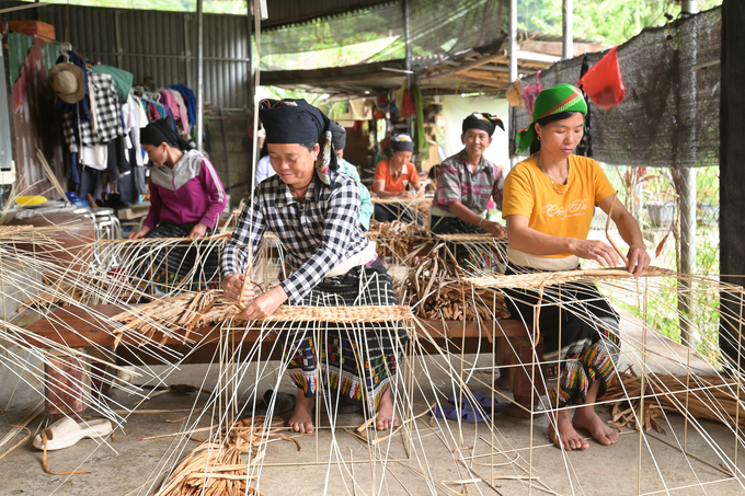 dao-tao-nghe-cho-lao-dong-nong-thon-phai-coi-trong-thuc-thanh-thuc-tien-112539_315.jpg Người dân huyện Thường Xuân, Thanh Hóa được đào tạo nghề thủ công, phục vụ các đơn hàng xuất khẩu. Ảnh: Tùng Đinh.