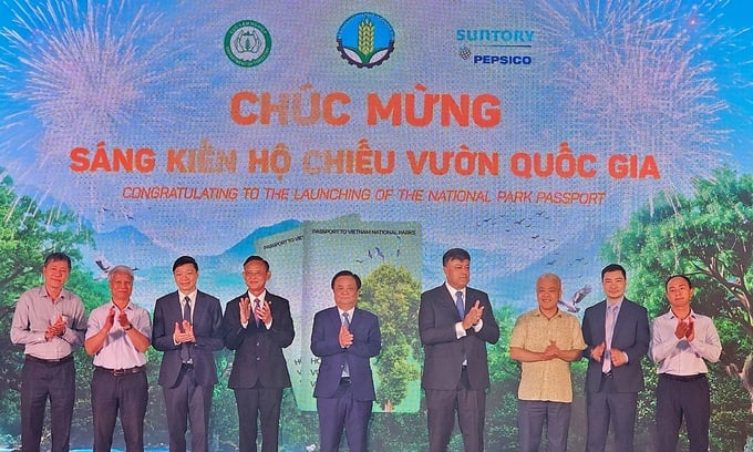 Delegates pressing the button to launch the National Park Passport initiative. Photo: Bao Thang.