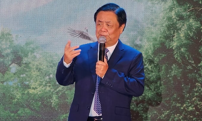 Minister Le Minh Hoan: 'Don't tread the forest path alone.' Photo: Bao Thang.