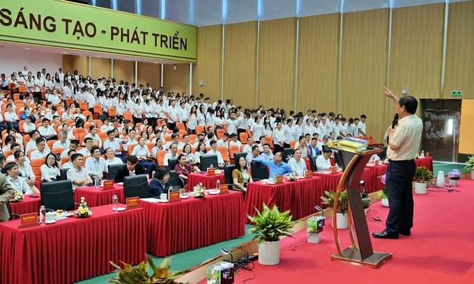 hay-buoc-vao-truong-voi-that-nhieu-cau-hoi-va-tot-nghiep-bang-mot-dau-cham-180639_510.jpg Khoảng 500 sinh viên đại diện trực tiếp nghe những phát biểu truyền cảm hứng của Bộ trưởng Lê Minh Hoan. Ảnh: Bảo Thắng.