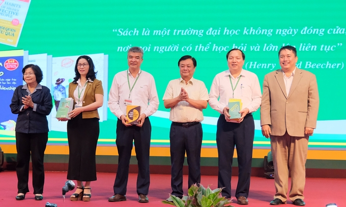 hay-buoc-vao-truong-voi-that-nhieu-cau-hoi-va-tot-nghiep-bang-mot-dau-cham-180816_289.jpg Bộ trưởng Lê Minh Hoan tặng sách cho Học viện Nông nghiệp Việt Nam và các diễn giả. Ảnh: Bảo Thắng.