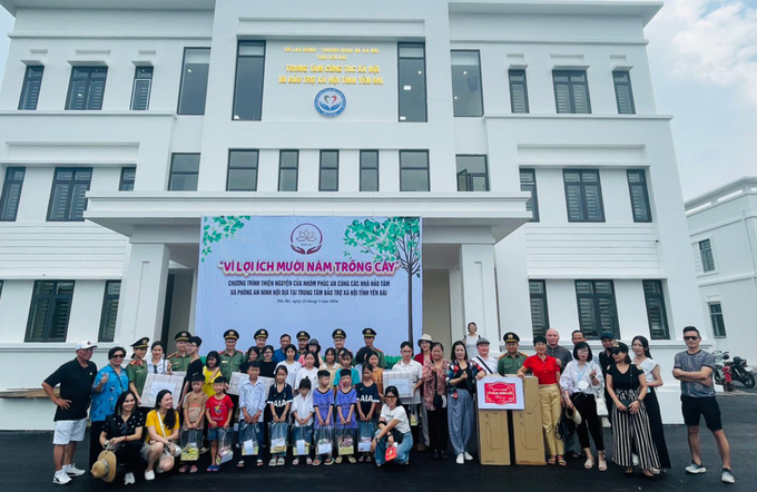 z5631566556470_a8f2d93ba4bfcb7c1b501c25a3105fdf-103334_739.jpg Nhóm thiện nguyện Cư sỹ Phúc An phối hợp cùng Chi đoàn thanh niên Phòng An ninh đối nội, Công an tỉnh Yên Bái đến thăm, tặng quà tại Trung tâm Công tác xã hội và Bảo trợ xã hội tỉnh Yên Bái.