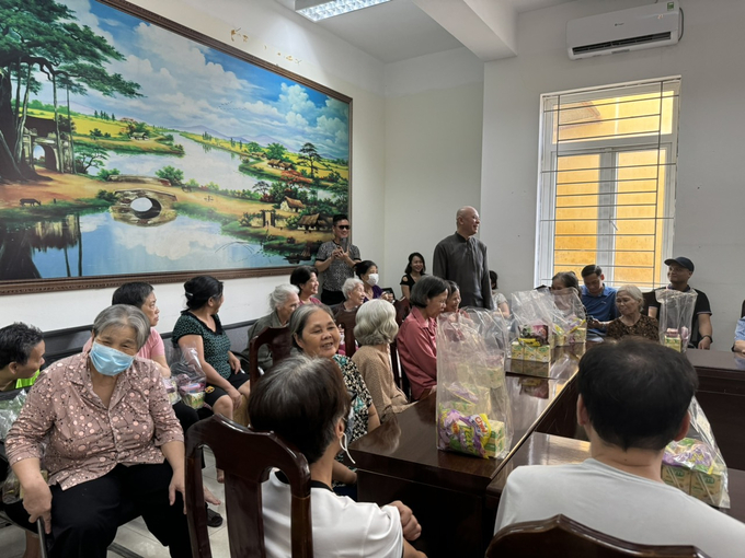 z5631566756843_74243cb5fbe8c85d1a0b02433329d007-103334_338.jpg Mỗi suất quà trao tặng cho các cụ gồm kẹo, bánh, sữa...