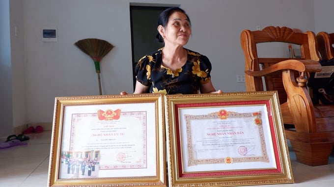 2-2-122810_557.jpg Bà Lan không giấu được sự tự hào khi nhắc đến danh hiệu Nghệ nhân nhân dân. Ảnh: Minh Toàn.