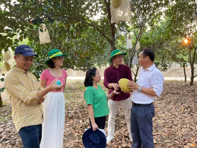 435529058_1616427075824089_910251081264979962_n-121239_947.jpg Anh Nguyễn Viết Vị (bìa phải) chia sẻ kinh nghiệm sản xuất cho bà con nông dân trong và ngoài địa phương. Ảnh: Trần Trung.
