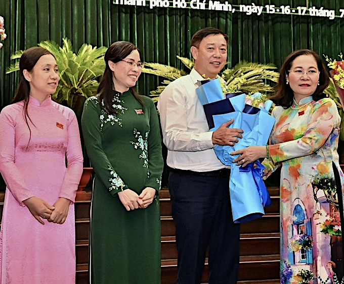 chu-tich-hdnd-tphcm-nguyen-thi-le-tang-hoa-chuc-mung-giam-doc-so-tai-chinh-tphcm-nguyen-hoang-hai-162541_776.jpg Tân Giám đốc Sở Tài chính Nguyễn Hoàng Hải nhận hoa chúc mừng từ Chủ tịch HĐND TP.HCM Nguyễn Thị Lệ. Ảnh: HT.
