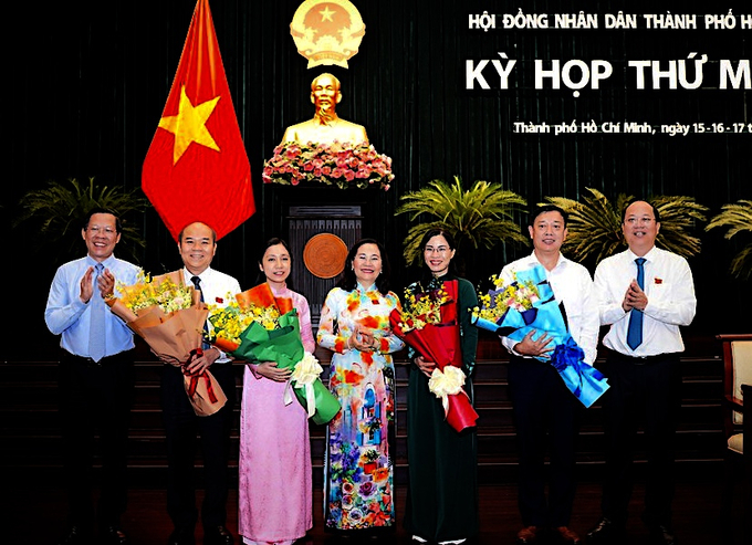 chu-tich-ubnd-tphcm-phan-van-mai-pho-bi-thu-thuong-truc-thanh-uy-nguyen-ho-hai-va-chu-tich-hdnd-tphcm-nguyen-thi-le-tang-hoa-chuc-mung-cac-dong-chi-duoc-bau-giu-chuc-vu-163039_298.jpg Chủ tịch UBND TPHCM Phan Văn Mãi (bìa trái), Chủ tịch HĐND TPHCM Nguyễn Thị Lệ (thứ 4 từ trái qua) và Phó Bí thư Thường trực Thành ủy Nguyễn Hồ Hải (bìa phải) tặng hoa chúc mừng 4 nhân sự lãnh đạo mới của TP được bầu bồ sung. Ảnh: HT.