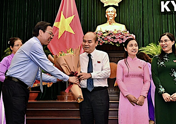 chu-tich-ubnd-tphcm-phan-van-mai-tang-hoa-chuc-mung-chanh-thanh-tra-tphcm-tran-van-bay-162813_246.jpg Chủ tịch UBND TP.HCM Phan Văn Mãi tặng hoa chúc mừng tân Chánh Thanh tra TP.HCM Trần Văn Bảy. Ảnh: HT.