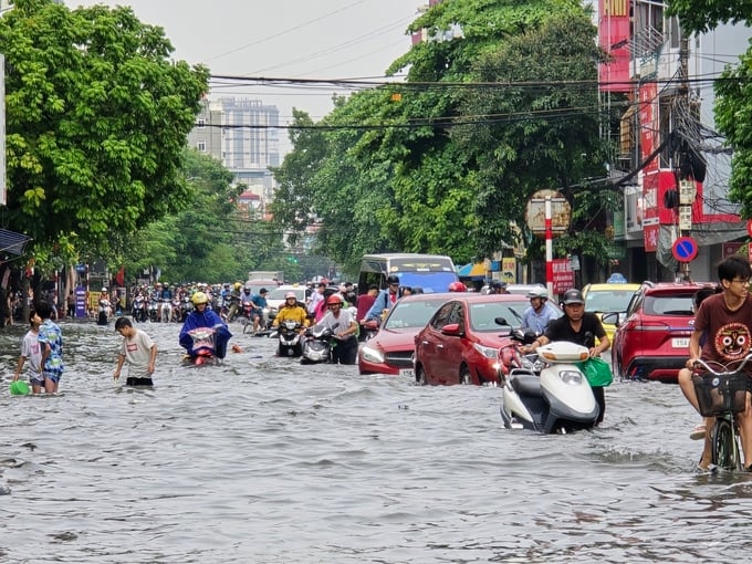Tran Nguyen Hoan street was heavily flooded after a heavy rain. Photo: Dinh Muoi