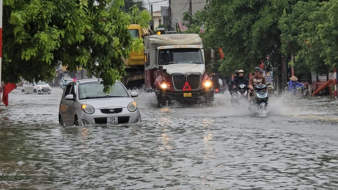 Flooding happened in An Duong district, something rarely seen before. Photo: Dinh Muoi.