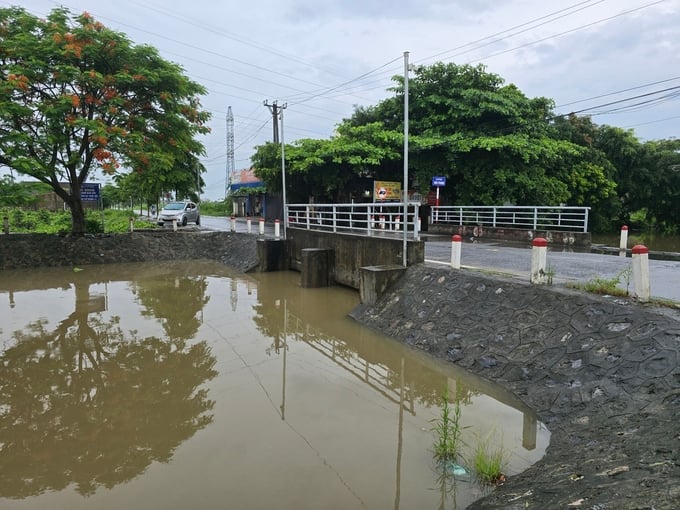The canal system is full of water after every heavy rain. Photo: Dinh Muoi.