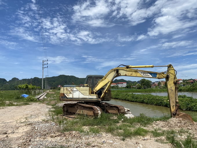 Dự án Cải tạo nâng cấp đường từ cầu Nông Khê qua nghĩa trang đi xóm trại xã Hùng Tiến, huyện Mỹ Đức trong tình trạng dở dang, vắng bóng công nhân thi công dự án. Ảnh: T.T.
