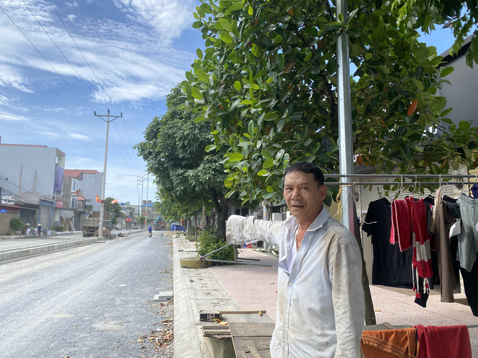 Ông Trịnh Văn Hùng ở thôn Đục Khê, xã Hương Sơn (Mỹ Đức, Hà Nội) bức xúc trước việc nhà thầu thi công ì ạch, gây ảnh hưởng đến đời sống sinh hoạt của người dân nơi đây.