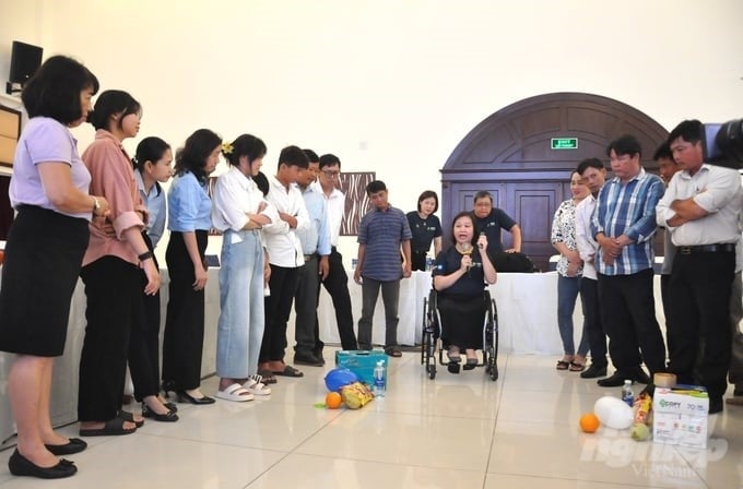 The training is organized in the form of team games, so it is quite interesting and easy to understand, attracting a large number of students to participate. Photo: Trung Chanh.