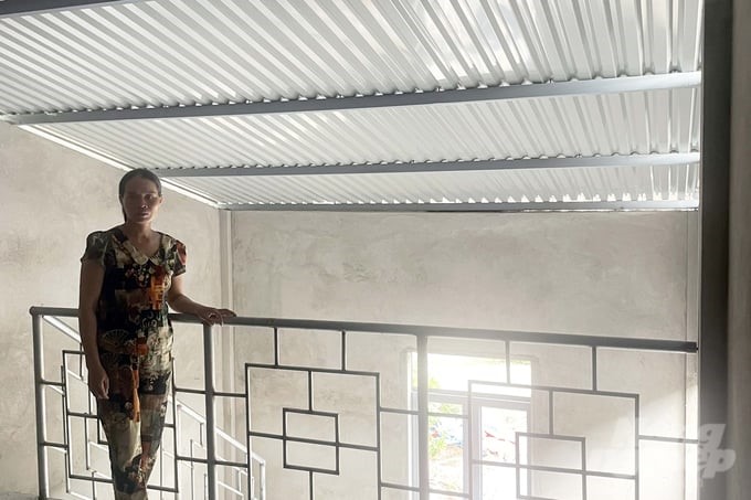 Ms. Ho Thi Be is inside her storm- and flood-resilient house, supported by the GCF project. Photo: Cong Dien.