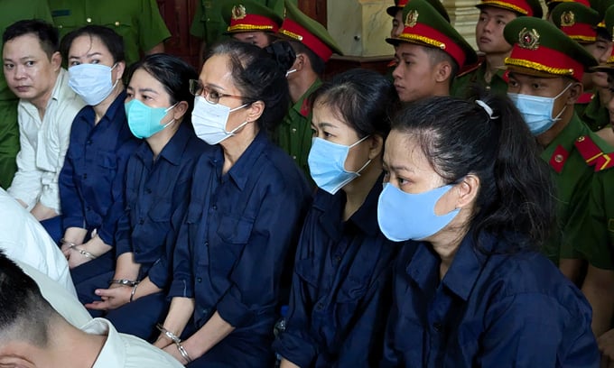 buon-lau-2-jpg-1721097425-9353-1721098499-190834_382.jpg Các bị cáo trong đường dây buôn lậu 6 tấn vàng. Ảnh: HT.