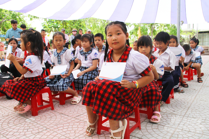 imgl3896-172741_336-172743.jpg Học sinh vùng nông thôn bãi ngang Thừa Thiên - Huế. Ảnh: CĐ.