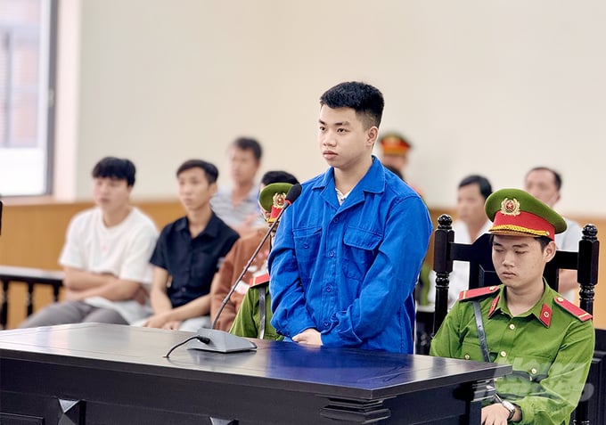 Ngô Nhựt Quân (đứng) tại phiên tòa. Ảnh: TT.