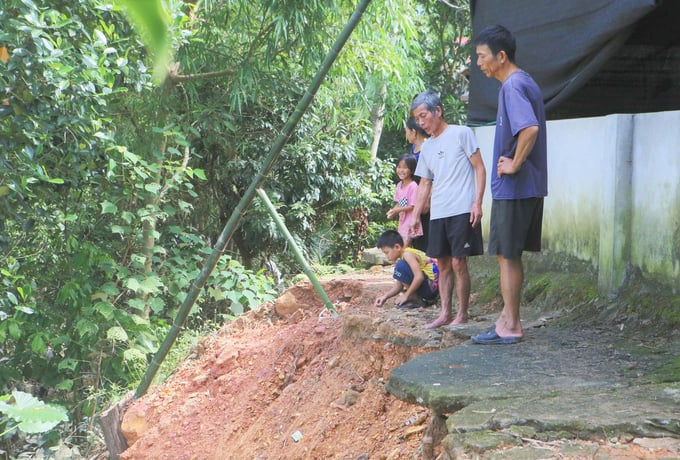 Sạt lở bờ sông Ngàn Trươi đe dọa ngôi nhà của hộ ông Nguyễn Văn Lâm. Ảnh: Thanh Nga.