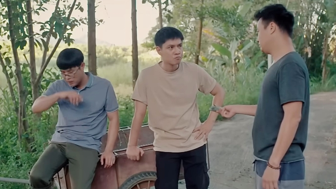 truc-tiep-vui-len-nao-anh-em-oi-tap-5-tren-vtv3-hom-nay-16-7-175643_135.jpg Tiến đưa tiền để Hưng chữa bệnh cho bà. Ảnh CMH