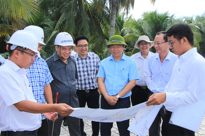 xl_lanh-dao-tinh-khao-sat-khu-tai-dinh-cu-141649_636.jpeg Lãnh đạo tỉnh Bến Tre khảo sát Khu tái định cư phục vụ Khu công nghiệp Phú Thuận. Ảnh: Trương Hùng.