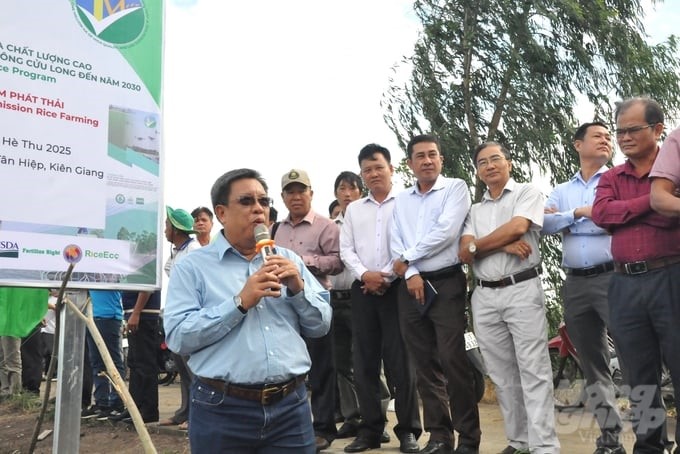 Mr. Le Thanh Tung, Deputy Director of the Department of Crop Production, introduced the general goals of the 1 million hectares of high-quality rice project at the project launching ceremony in Kien Giang. Photo: Trung Chanh.