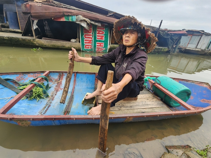 1000020264-8068-084952_49.jpg Hàng trăm hộ dân làng chài Nguyệt Đức đang chờ đợi để được lên bờ. Ảnh: Kiên Trung.