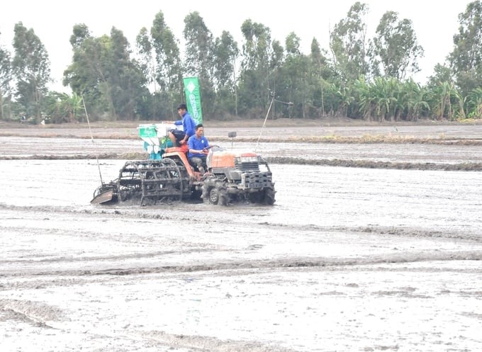 Demonstration of synchronous mechanization at Phu Hoa Youth Agricultural Service Cooperative. Photo: Trung Chanh.