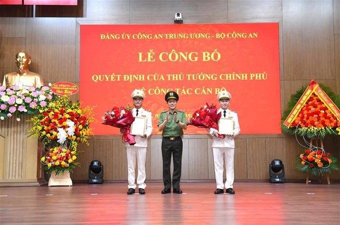 436_dsc_6880-124042_180.jpg Thừa ủy quyền Thủ tướng Chính phủ, Bộ trưởng Lương Tam Quang trao Quyết định bổ nhiệm chức vụ Thứ trưởng Bộ Công an đối với đồng chí Trung tướng Phạm Thế Tùng và đồng chí Thiếu tướng Nguyễn Ngọc Lâm. Ảnh: Bộ Công an.