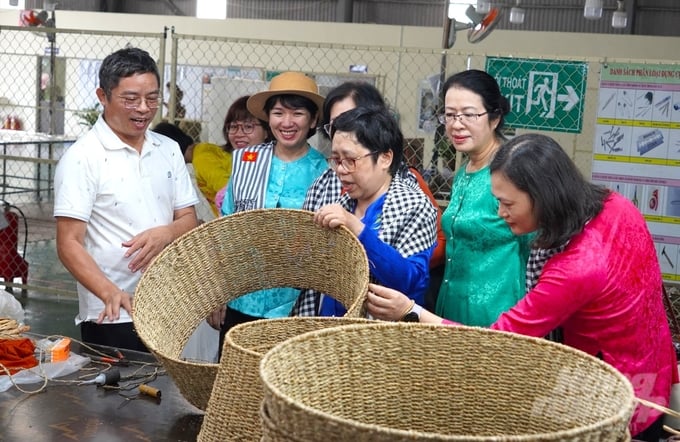 agribank-tiep-suc-de-hang-thu-cong-my-nghe-dong-thap-vuon-xa-154034_982-154034.jpg Từ nguồn vốn vay của Agribank, doanh nghiệp có điều kiện đầu tư trang thiết bị, mở rộng quy mô sản xuất. Ảnh: Minh Khương.