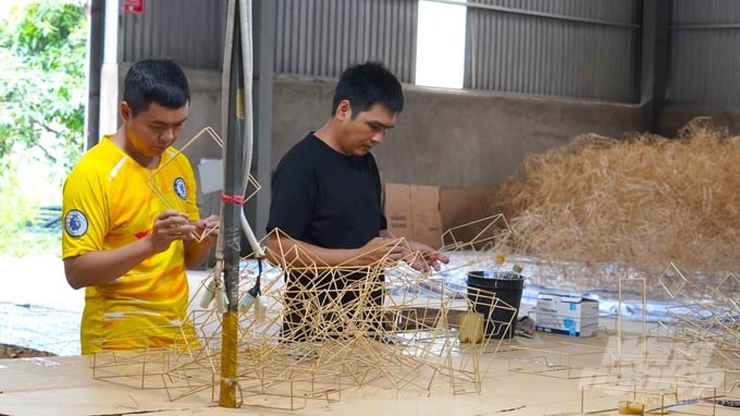 agribank-tiep-suc-de-hang-thu-cong-my-nghe-dong-thap-vuon-xa-154334_405-154334.jpg Câu chuyện thành công của ngành hàng thủ công mỹ nghệ đan lát từ lục bình ở Đồng Tháp, là minh chứng rõ nét cho sự gắn bó mật thiết giữa Agribank và người dân, doanh nghiệp. Ảnh: Minh Khương.