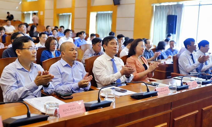 hon-500-trieu-dong-tien-thuong-cho-giai-bao-chi-ve-tam-nong-102214_140.jpg Giải báo chí toàn quốc về tam nông lần thứ II có tổng cộng 42 giải, với tổng tiền thưởng 540 triệu đồng. Ảnh: Anh Thơ.