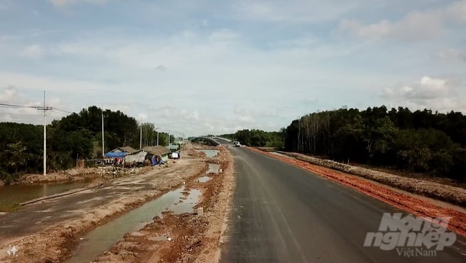 The road connecting Phuoc An Port and industrial zones within Nhon Trach district is currently under construction. Photo: Hoang Phuc.