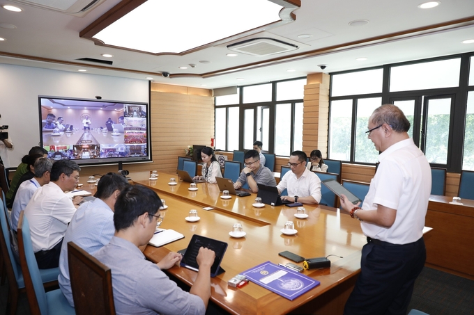 z5639908470810_0efdf1fac5d28a5b98038a8c5c921482-223649_242.jpg Tại hội nghị tập huấn, các cán bộ, công chức của thành phố đã được hướng dẫn cài đặt, khai thác và sử dụng ứng dụng iHanoi.