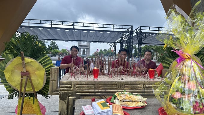 Đoàn thăm viếng thể hiện lòng biết ơn sâu sắc đối với các Anh hùng liệt sĩ anh dũng hy sinh vì sự nghiệp độc lập, tự do, thống nhất đất nước. Ảnh: MP.