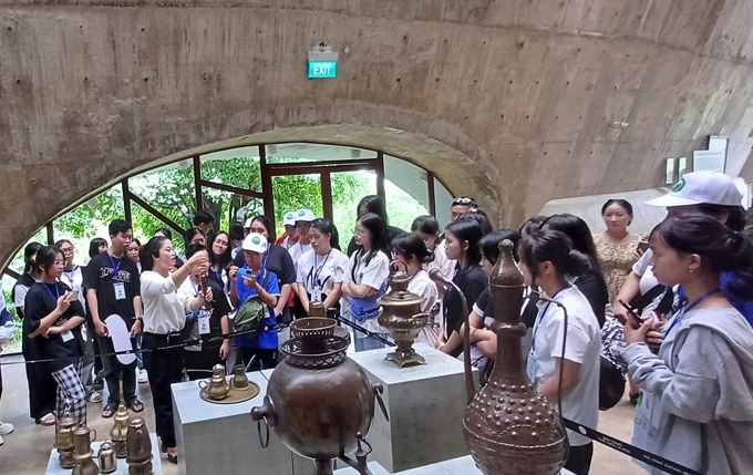 1-tham-quan-204722_538.jpg Các em trại viên tham quan Bảo tàng Cà phê thế giới.