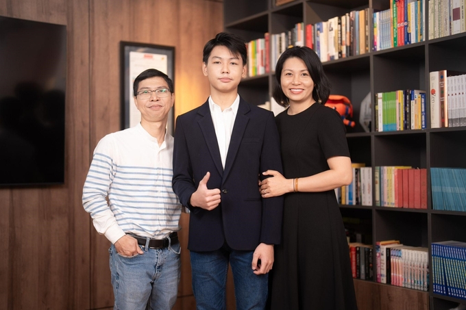202-110042_639.jpg Gia đình Nguyễn Tuấn Kiệt - Á quân Bảng B cuộc thi English Champion.Ảnh: iSmart.