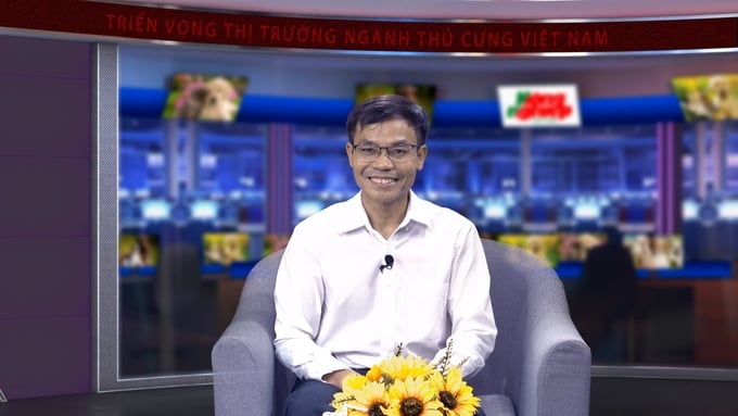 TS. Nguyễn Bá Tiếp, Giảng viên Khoa Thú y, Học viện Nông nghiệp Việt Nam, số lượng người nuôi thú cưng ở nước ta tăng nhanh kéo theo thị trường liên quan đến thú cưng cũng thay đổi rất nhanh cả về số lượng và chất lượng. Ảnh: Hồng Thắm.