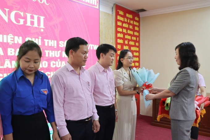 1bed86c4d89e7dc0248f-094503_830.jpg Phó Bí thư Thường trực Tỉnh ủy, Chủ tịch HĐND tỉnh Bình Phước ghi nhận đóng góp các cá nhân có thành tích xuất sắc trong quá trình thực hiện tín dụng CSXH. Ảnh: Trần Trung.