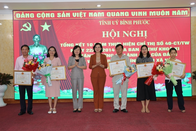 c0372c51700bd5558c1a-094208_304.jpg Các tập thể, cá nhân có thành tích xuất sắc trong quá trình thực hiện tín dụng CSXH được tuyên dương. Ảnh: Trần Trung.