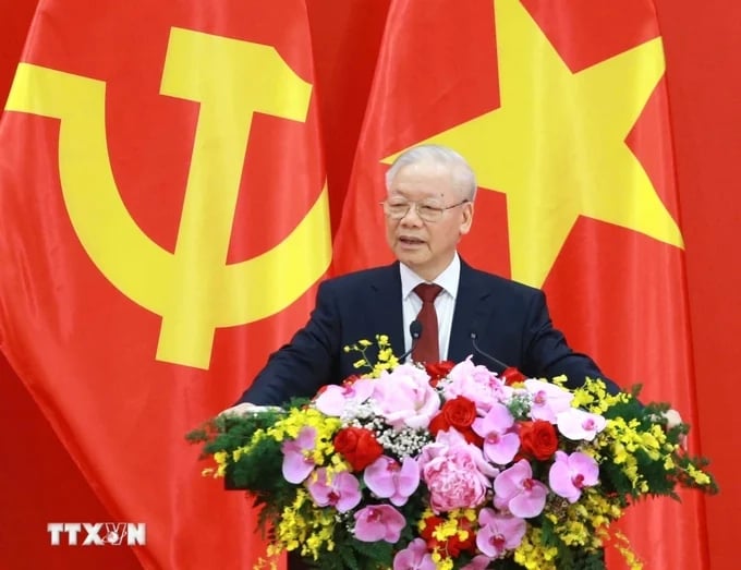 General Secretary Nguyen Phu Trong spoke with Vietnamese-Chinese friendship figures and young generations at a meeting. Photo: Phuong Hoa/VNA.