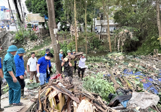 z5641999603474_63e5257b60364f324d13db8cda471400-152518_765-152519.jpg Người dân thị trấn Hùng Sơn hào hứng chung tay làm sạch lòng dẫn các con suối. Ảnh: Đào Thanh.