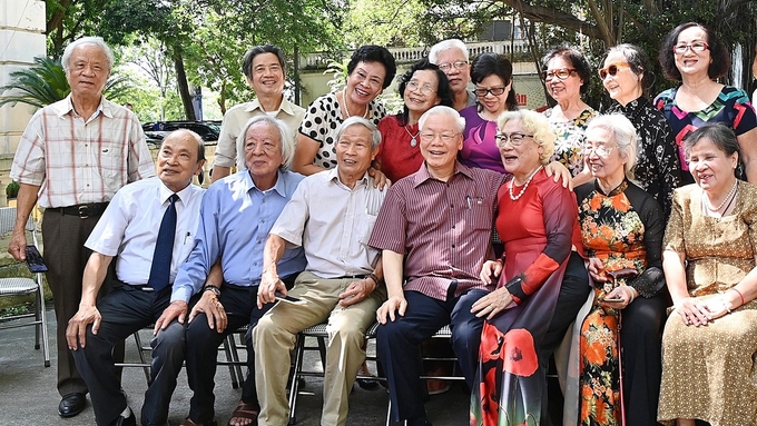tbt-nguyen-phu-trong-cung-ban-hoc-113933_380.jpg Tổng Bí thư Nguyễn Phú Trọng gặp lại các thành viên lớp Văn khóa VIII (Đại học Tổng hợp Hà Nội). Ảnh: Báo NhanDan.