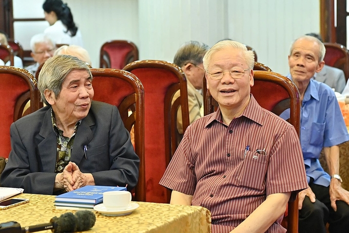 tbt-nguyen-phu-trong-cung-ban-hoc-2-114150_714.jpg Tổng Bí thư Nguyễn Phú Trọng và Giáo sư Hà Minh Đức. Ảnh: Báo NhanDan.